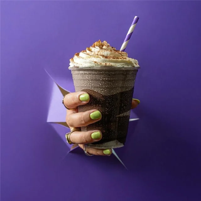 🥛 Milk is getting a major glow-up in 2025.
 
From thick, indulgent shakes to dairy-free dessert drinks – milk (in all its forms) is the star of this year’s drinks menus 💫
 
What’s trending:
✨ Premium shakes are back (with bold new flavours)
🌱 Non-dairy is winning across frappes + lattes
🍦 Soft serve-inspired drinks are taking over dessert bars
 
With Simply sauces, syrups + toppings, you can create high-impact, high-margin drinks your customers crave 💥
 
💡 Time to shake up your menu?
 
Head to the blog for all the inspo 👉 [link in bio] 
#milkshake2025 #menuinspo #plantbaseddrinks #dairyfreeideas #dessertdrinks #simplysyrups #cafemenuideas #summerdrinks #shaketrends #flavourforward